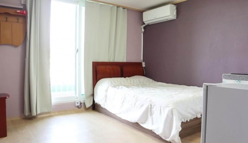 Room (Room 207)