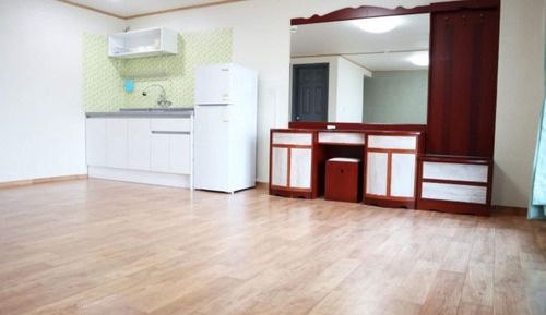 Room (Room 301)