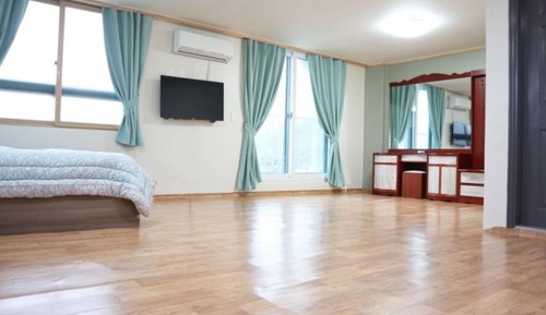 Room (No 503)