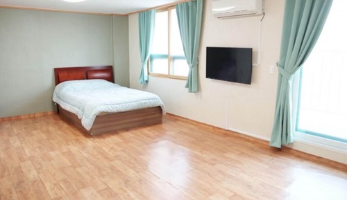 Room (No 502)