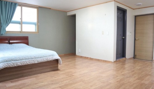 Room (Room 305)