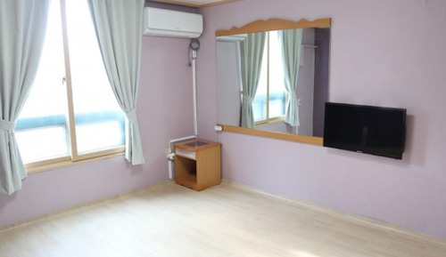 Room (Room 212)