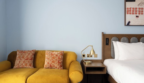 Habitación familiar, 1 cama de matrimonio grande con sofá cama, vistas al patio (Deluxe)