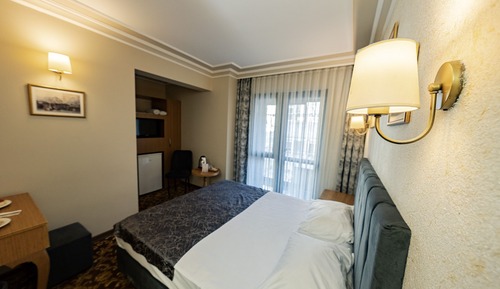 Standard Room with City View and French Balcony - Single