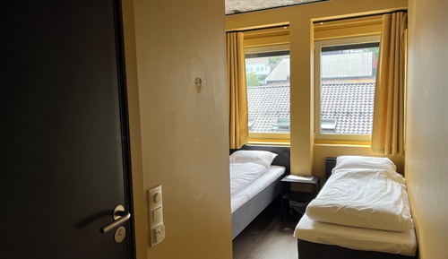 Habitación básica con 1 cama doble o 2 individuales