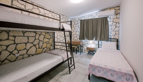 Traditional Apartment 4, 2 Bedrooms