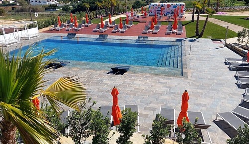 Habitación superior con 1 cama doble o 2 individuales, vistas a la piscina
