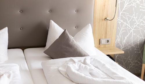 Habitación económica doble, baño privado (Doppelzimmer Dachschräge)