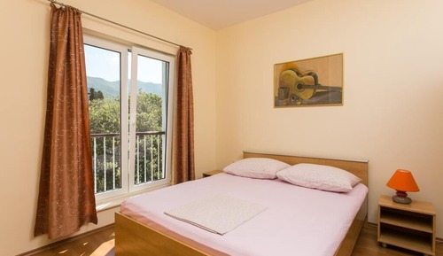 Apartamento (One Bedroom Apartment with Balcony an)