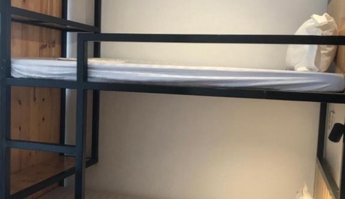 Dormitorio compartido, solo para hombres