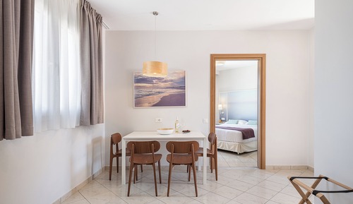 One Bedroom Apartment, Swim Up