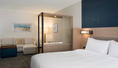 Suite, 1 cama de matrimonio grande con sofá cama, balcón (Mobility Accessible, Roll-in Shower)