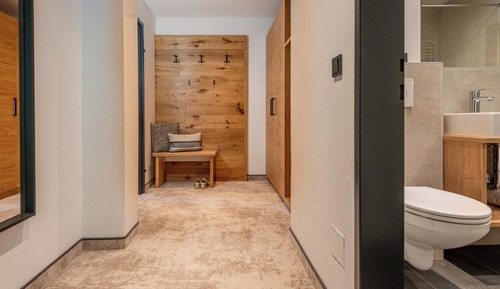 Habitación superior con 2 camas individuales, balcón, vistas a la ciudad