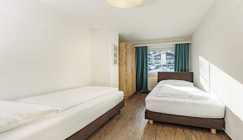 Apartamento familiar, 3 habitaciones, balcón, vistas a la montaña