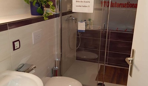 Habitación básica con 1 cama doble o 2 individuales, baño compartido