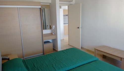 Apartamento clásico, vistas parciales al mar