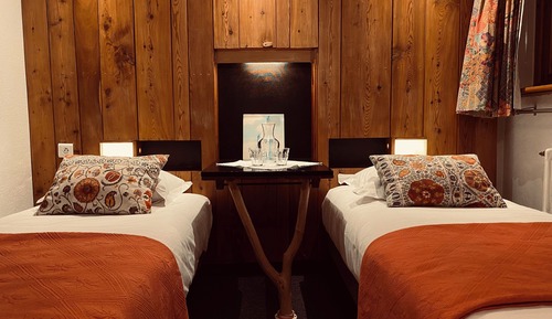 Habitación clásica con 1 cama doble o 2 individuales, vistas a la montaña