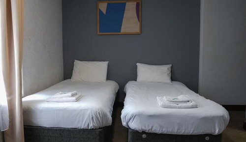 Habitación con 2 camas individuales