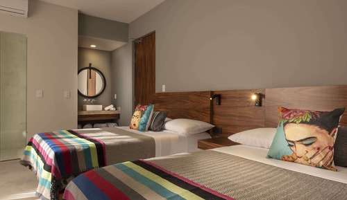 Habitación básica, 2 camas dobles, balcón