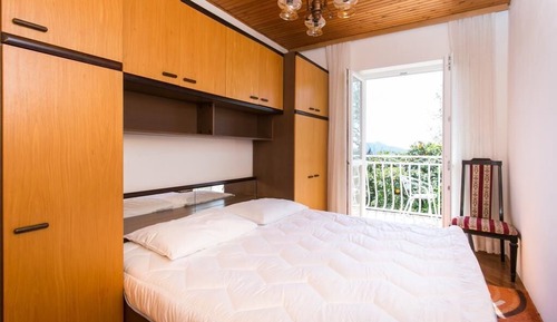 Apartamento (One-Bedroom Apartment with Balcony an)