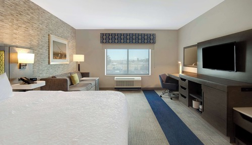 Habitación, 1 cama de matrimonio grande con sofá cama, frigorífico y microondas