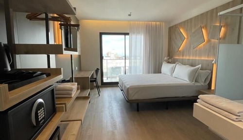 Habitación doble, balcón, vistas parciales al mar