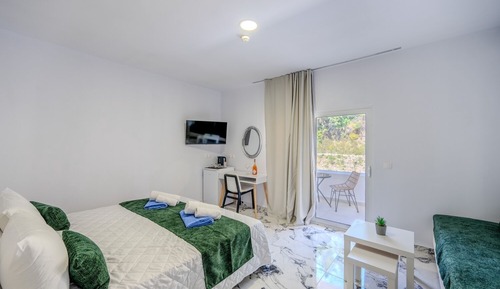 Deluxe Suite - Mountain View