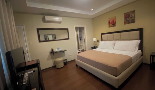 Estudio, 1 cama de matrimonio grande, balcón