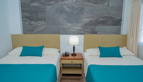Habitación básica con 2 camas individuales