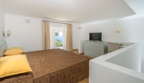 Suite junior, vistas parciales al mar