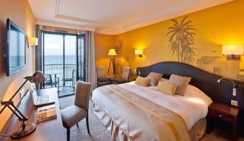 Habitación superior con 1 cama doble o 2 individuales, vistas al mar