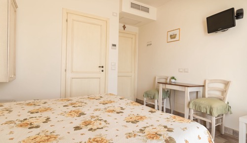 Habitación clásica con 1 cama doble o 2 individuales, baño privado (Sole)