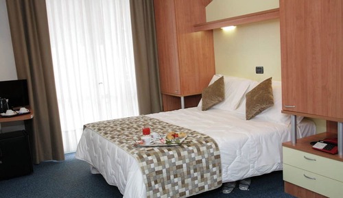Habitación estándar con 1 cama doble o 2 individuales, vistas parciales al mar