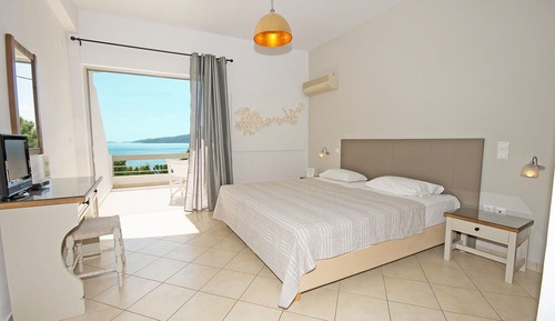 Estudio básico, vistas al mar