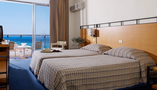 Habitación superior con 1 cama doble o 2 individuales, 2 camas individuales, vistas al mar