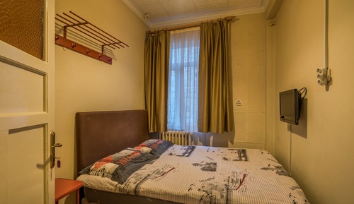Habitación económica, 1 cama doble, baño compartido