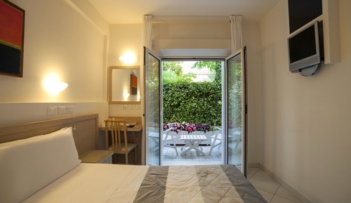 Habitación estándar con 1 cama doble o 2 individuales, balcón, vistas al jardín