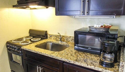 Suite junior, varias camas, cocina, vistas al jardín