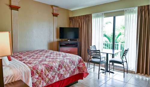 Suite familiar, varias camas, cocina, vistas a la piscina