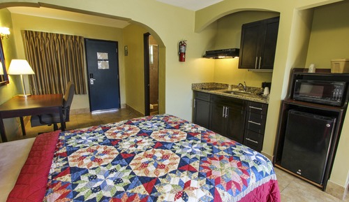 Estudio, 2 camas de matrimonio, cocina básica, vistas a la piscina