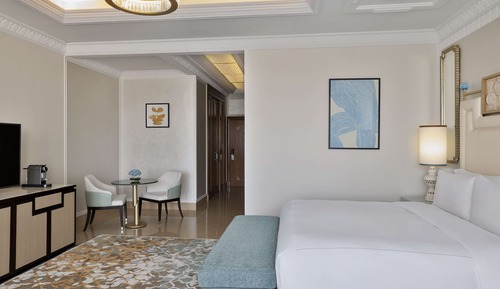 King Premier Golf Course View Room