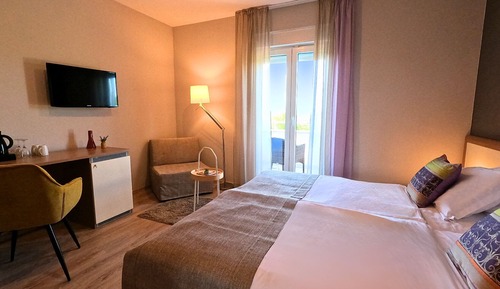 Habitación clásica doble, 1 cama de matrimonio grande, balcón, vistas parciales al mar