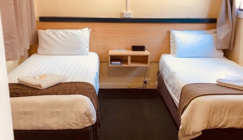 Habitación básica con 2 camas individuales
