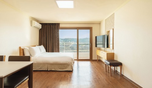 Family (Kitchen/Standard/Bed) - Bed Type Randomly Assigned