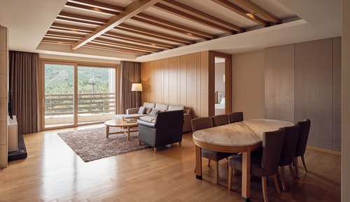 Sono Village Gold Suite (Kitchen/Mountain View/Bed)