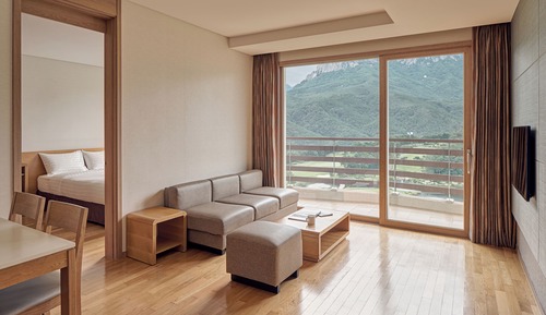Sono Calm Suite (Kitchen/Seorak Mountain View/Bed)