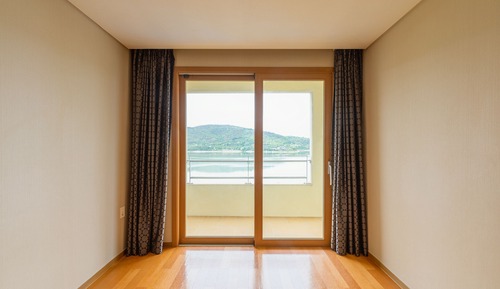 Silver Suite (Kitchen/Lake View/Bed)