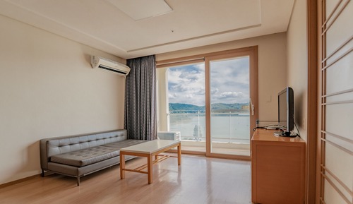 Suite (No Kitchen/Lake View/Bed)