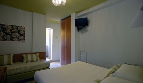 Habitación triple clásica, balcón
