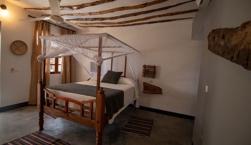 Habitación superior con 1 cama doble o 2 individuales, vistas al jardín, planta baja